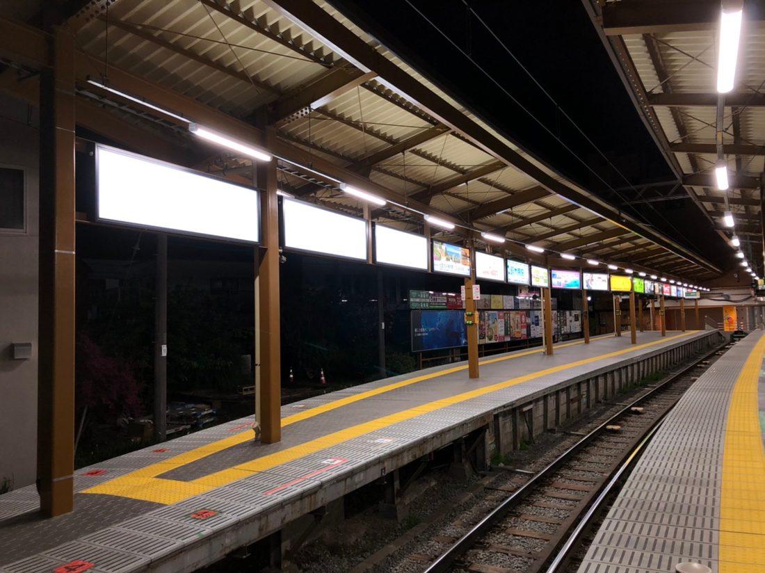 駅構内の電照サイン